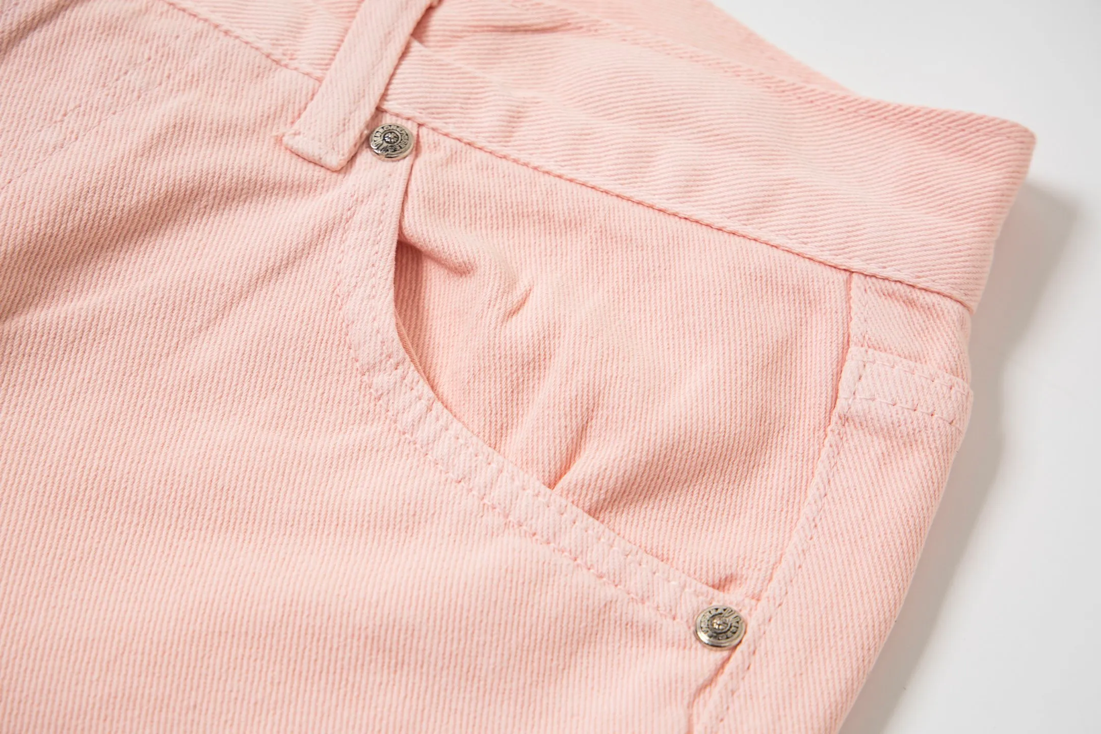 P270 Chrome hearts | CH Chrome hearts Limited edition cherry blossom pink leather jeans for girls. Charming dopamine personality jeans. Indispensable for fashionistas. The same model for celebrities. A model touted by many bloggers. This new pair of pants is perfect in terms of shape and upper body. It is no exaggeration to say that making a pair of jeans is equivalent to making 20 short-sleeved jeans. The fabric is made of high-quality imported denim. It has a unique high-end texture. I am very satisfied with it after washing and proofing several times. Style number: 1730# Color: Sakura pink Size: 28 30 32 34